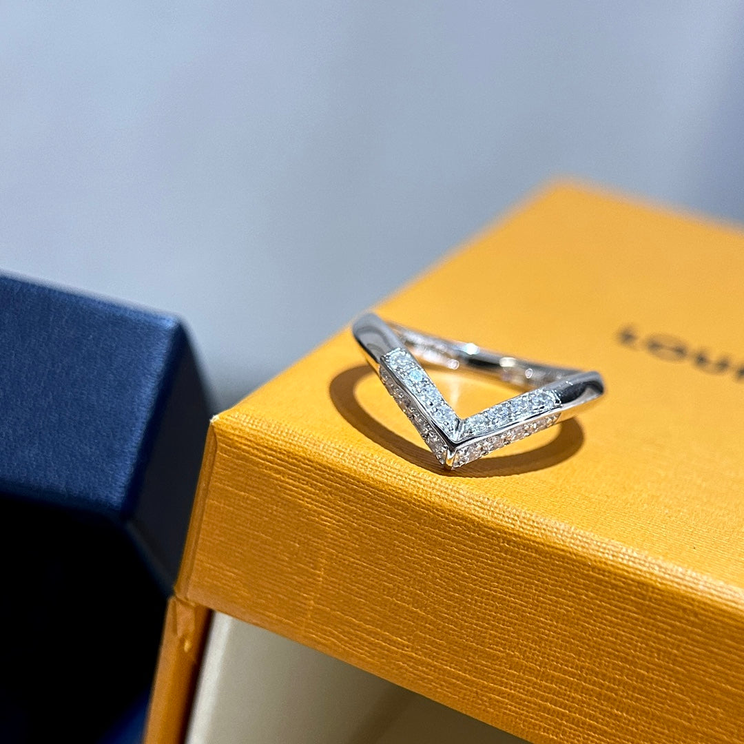 18K Louis Vuitton V Diamonds Ring