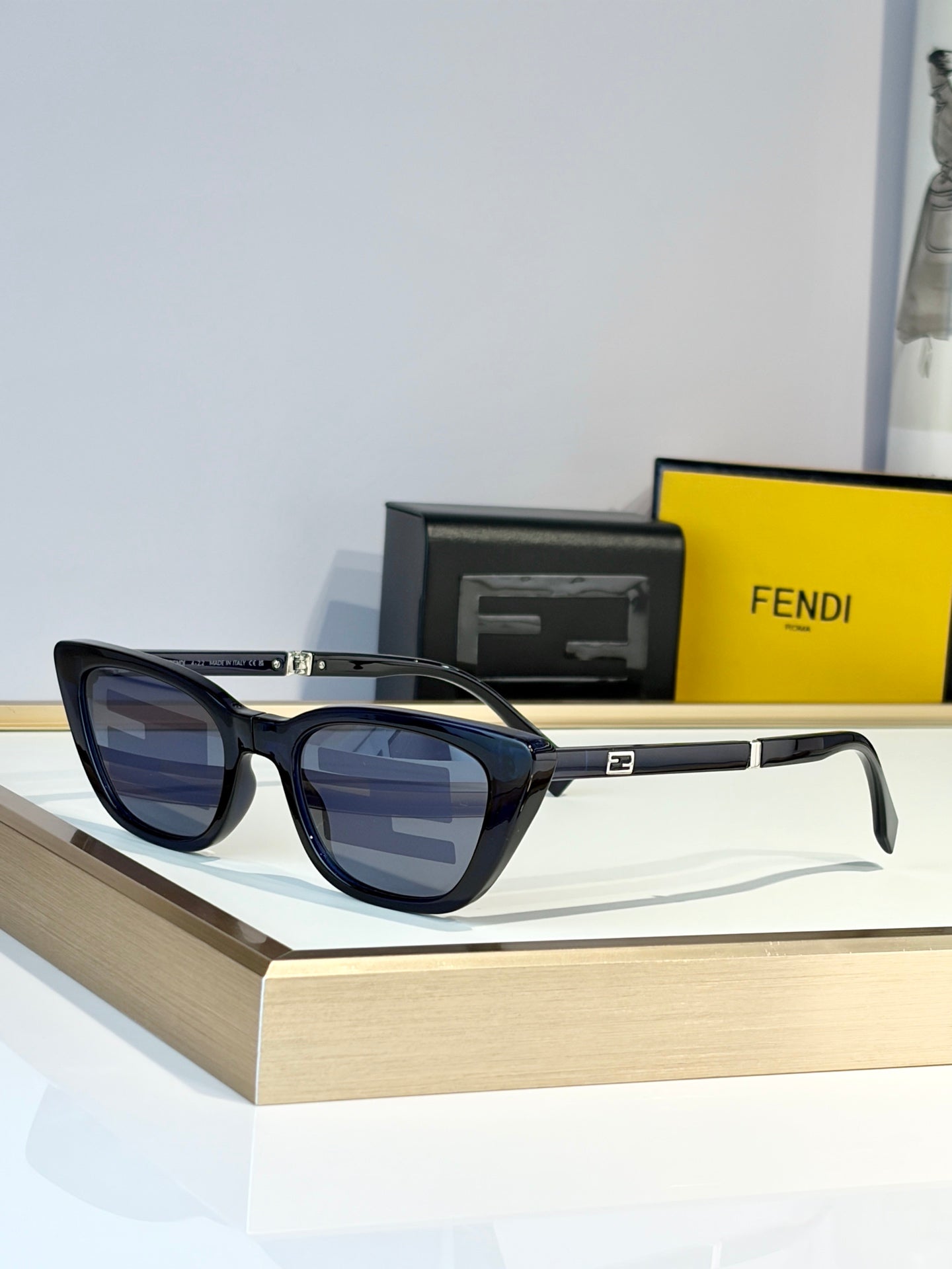Fendi FE40089I Sunglasses