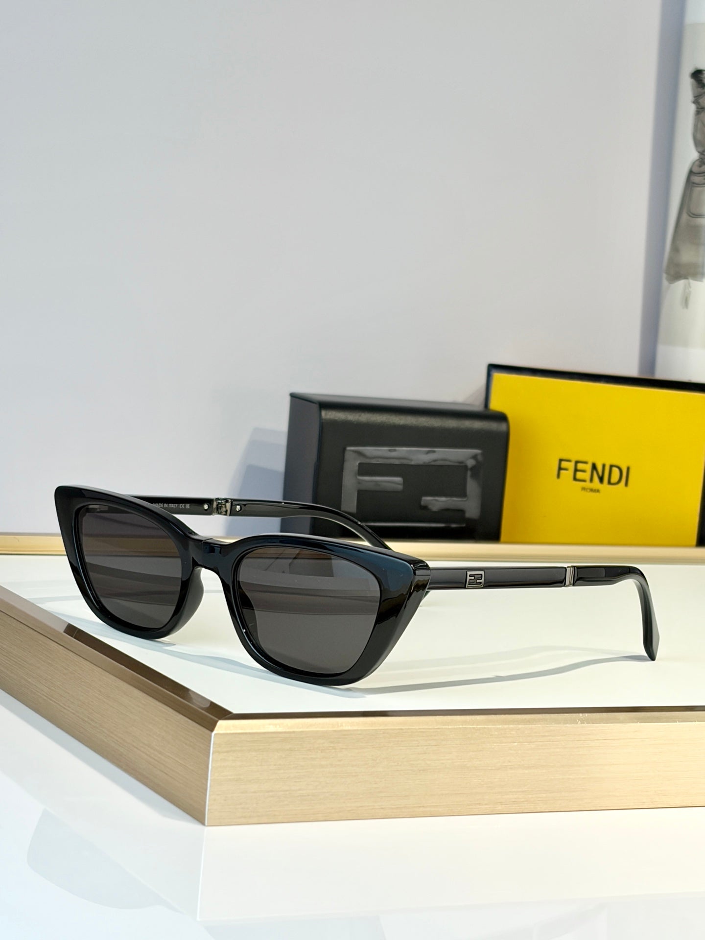 Fendi FE40089I Sunglasses